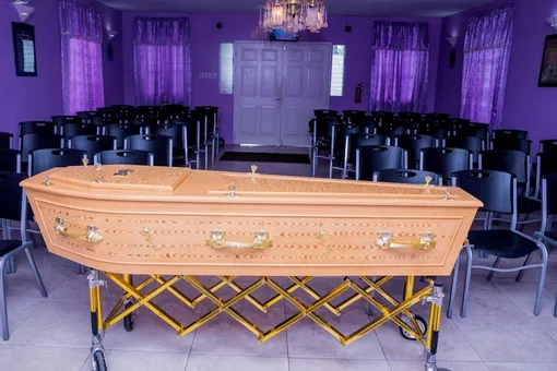 Цвет «Тиффани»: у зумеров новый тренд на весёленькие гробы Цвет «Тиффани»: у зумеров новый тренд на весёленькие гробы