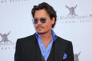 Жена Джонни Деппа швыряла в него бутылками водки, пока не отрезала кусок пальца