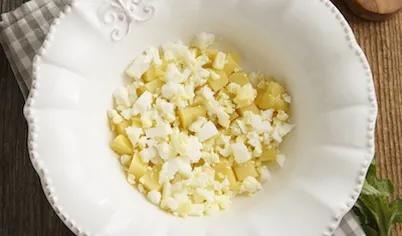 Яйца отварите вкрутую, обдайте холодной водой. Очистите и мелко нарежьте.