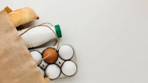 Пакет с молоком, белым хлебом и яйцами, продукты, которые вредят коже Пакет с молоком, белым хлебом и яйцами, продукты, которые вредят коже