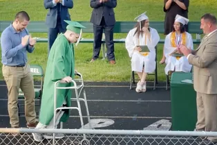 Школьник, которого парализовало во время игры в футбол, сам вышел за аттестатом