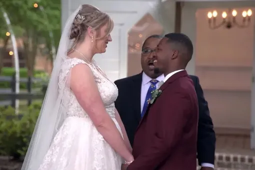 Шутка на грани: отец принёс жениху мини-стремянку, чтобы тот смог поцеловать высокую новобрачную