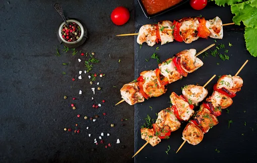 Используйте любые сочетания остатков курицы с овощами. Кроме перца для блиц-шашлыка подойдут помидоры, кабачки, баклажаны и даже кусочки кукурузы. Используйте любые сочетания остатков курицы с овощами. Кроме перца для блиц-шашлыка подойдут помидоры, кабачки, баклажаны и даже кусочки кукурузы.