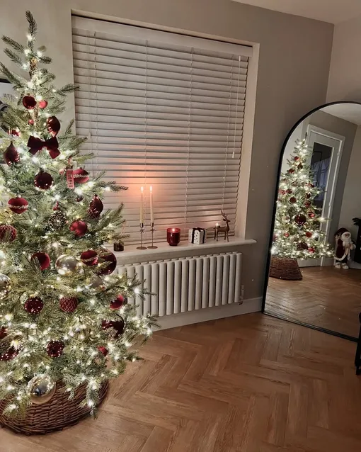 Эффектный дуэт красного и золота — модный выбор для украшения елки и встречи Нового года 2026. Огненная Лошадь любит эти цвета, поэтому такой декор принесет удачу в Новом году. Эффектный дуэт красного и золота — модный выбор для украшения елки и встречи Нового года 2026. Огненная Лошадь любит эти цвета, поэтому такой декор принесет удачу в Новом году.