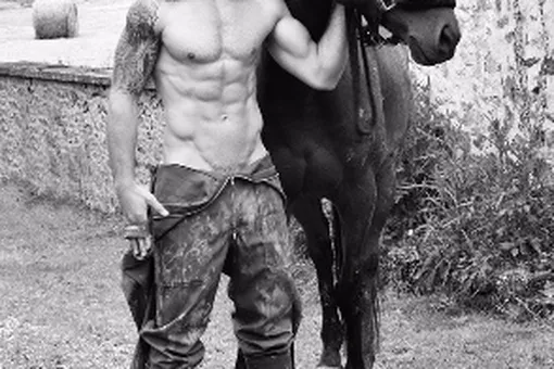 «Хочешь большой и чистой любви?» Французские фермеры разделись в новом календаре «Хочешь большой и чистой любви?» Французские фермеры разделись в новом календаре