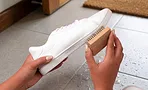 Белые кроссовки — как новые: 5 рабочих средств с кухни и из аптеки вернут им идеальный вид