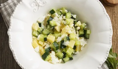 Нарежьте огурцы кубиками.