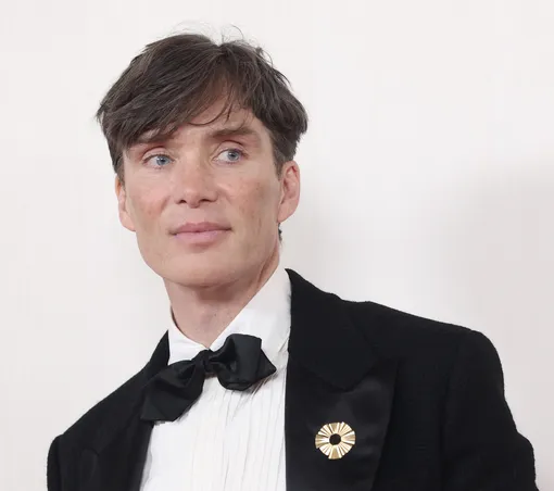 Обратите внимание на золотую брошь Киллиана Мёрфи, имитирующую форму атомного взрыва как отсылку к «Оппенгеймеру»