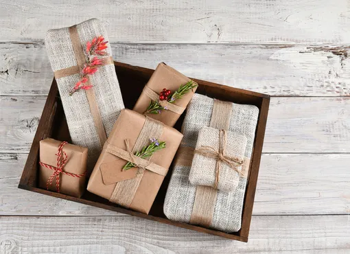 8 простых способов сэкономить на новогодних подарках: что подарить на Новый год 2026