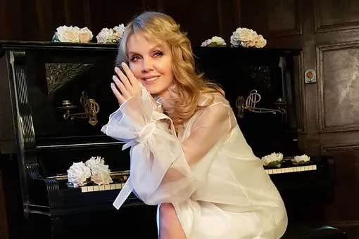 «Уже ходим в театры»: Валерия показала, как ее 81-летняя мама выглядит после протезирования коленных суставов