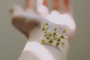 «На сцену надевала две пары джинсов»: певица прятала псориаз, а потом перестала