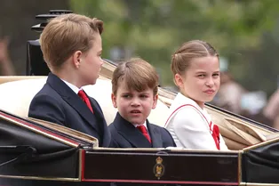 Королева в красном, принцесса — в мятном: как выглядели Камилла и Кейт на праздновании Trooping the Colour Королева в красном, принцесса — в мятном: как выглядели Камилла и Кейт на праздновании Trooping the Colour