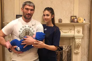 Супруга Александра Овечкина показала стройную фигуру спустя три месяца после рождения первенца