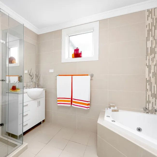 Никаких «кабанчиков» и имитации дерева: 6 рисунков плитки для ванной, которые безнадёжно устарели