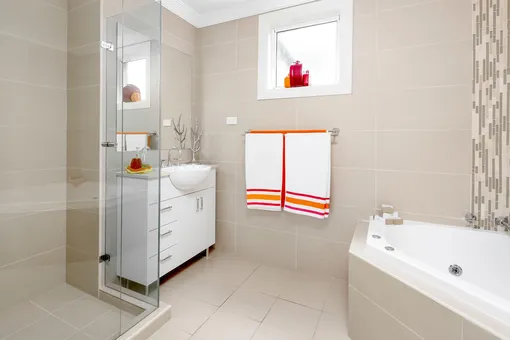 Никаких «кабанчиков» и имитации дерева: 6 рисунков плитки для ванной, которые безнадёжно устарели Никаких «кабанчиков» и имитации дерева: 6 рисунков плитки для ванной, которые безнадёжно устарели