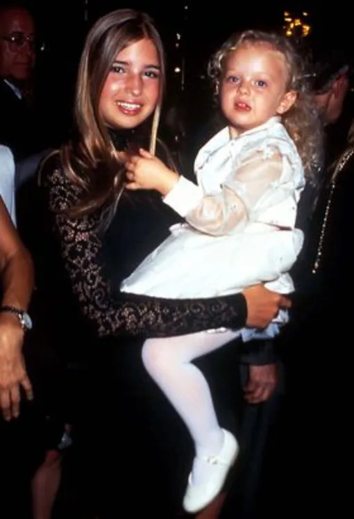 Иванка Трамп и Тиффани Трамп (на руках), архив Иванка Трамп и Тиффани Трамп (на руках), архив