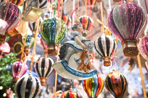 Винтажные игрушки и половинные ёлки: какие новогодние украшения популярны среди россиян