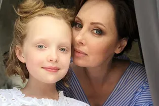 «У Сони свой стиль исполнения»: 8-летняя дочь Елены Ксенофонтовой увлеклась игрой на укулеле «У Сони свой стиль исполнения»: 8-летняя дочь Елены Ксенофонтовой увлеклась игрой на укулеле