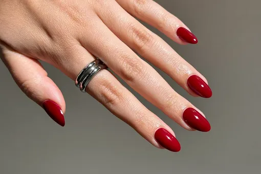 Матовый кофе и зелёный слайм: 7 трендов маникюра 90х, которые снова на пике популярности Матовый кофе и зелёный слайм: 7 трендов маникюра 90х, которые снова на пике популярности