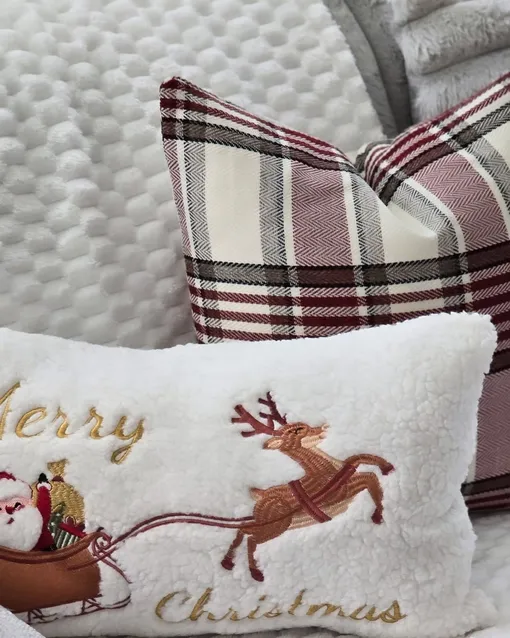 Подушки с Дедом Морозом и оленями -отличный выбор для украшения дивана в гостиной для встречи Нового года. Подушки с Дедом Морозом и оленями -отличный выбор для украшения дивана в гостиной для встречи Нового года.