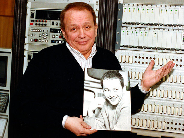 Sexsi qizlar tungi klubda oyin-kulgi va sikishmoqda