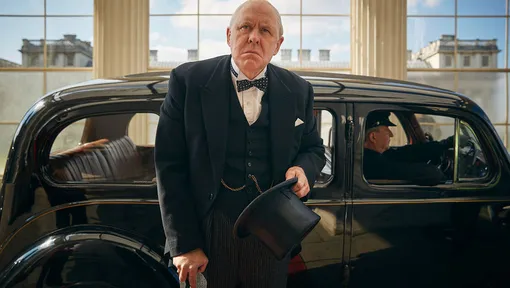 Джон Литгоу в роли Уинстона Черчилля