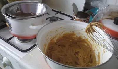 Взбейте 50 грамм размягченного масла, добавляя по 1 ст. ложке сгущенки. Когда получится однородная пышная масса, влейте в нее растопленный шоколад и еще немного взбейте. Уберите крем в холодильник.