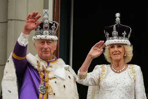 На балконе Букингемского дворца Карл III и Камилла. Гарри у это время был уже в аэропорту На балконе Букингемского дворца Карл III и Камилла. Гарри у это время был уже в аэропорту