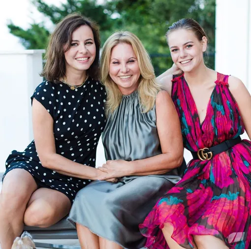 Оксана Лаврентьева с матерью и дочерью