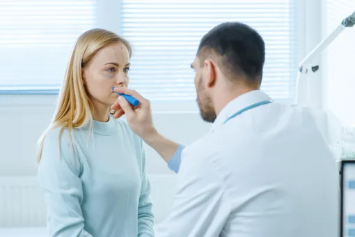 Почему модель из Сочи не может закрывать глаза после пластической операции