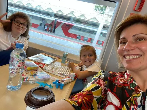 Светлана Зейналова с дочерьми Александрой (слева) и Вероникой