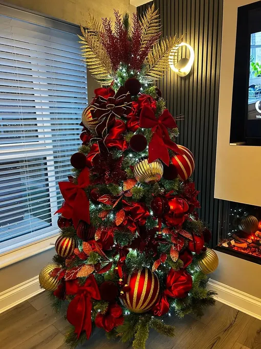 Крупные елочные украшения и банты в тренде в 2026 году