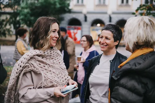 Александра Яковлева (слева), куратор выставки Александра Яковлева (слева), куратор выставки