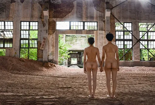 женщина, нагота, заброшенное здание женщина, нагота, заброшенное здание