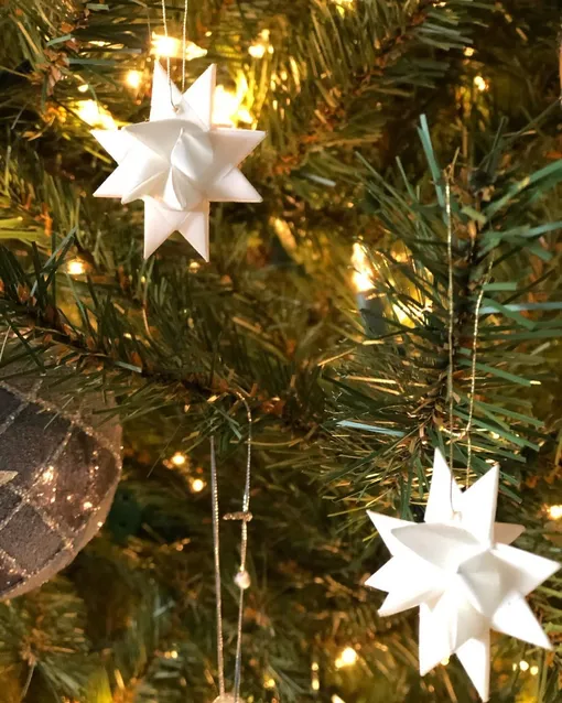 Красиво украсить новогоднюю елку в 2026 году можно в скандинавском стиле