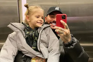 «Идеальное фото для 1 января!» Мама Тимати опубликовала пляжное фото пятилетней внучки