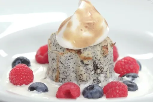 Немецкий маковый пирог с творогом и соусом из сметаны Немецкий маковый пирог с творогом и соусом из сметаны