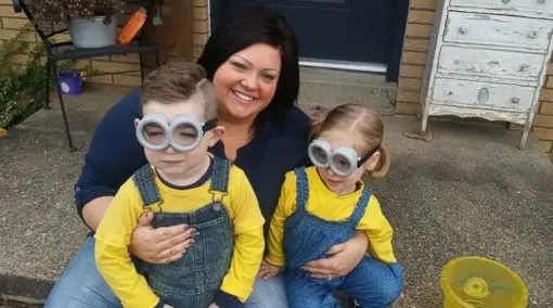 Мэгги Уэллс позирует с двумя младшими детьми до похудения Мэгги Уэллс позирует с двумя младшими детьми до похудения