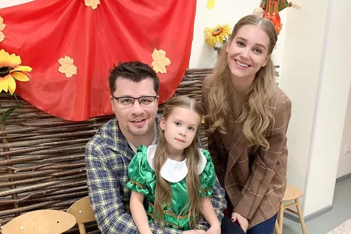 «С днем рождения, самый главный человечек»: Гарик Харламов выложил редкие кадры с женой и дочкой