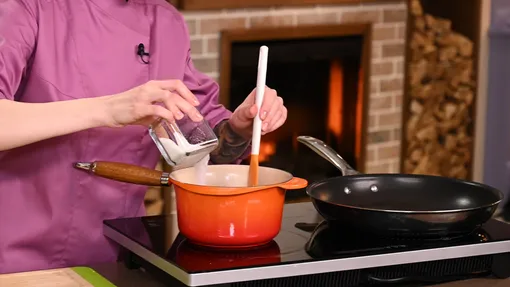 Сырные сырники с малиновым соусом