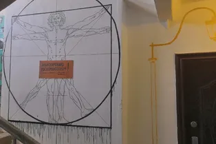 Студенты превратили облезлый подъезд в музей современного искусства Студенты превратили облезлый подъезд в музей современного искусства