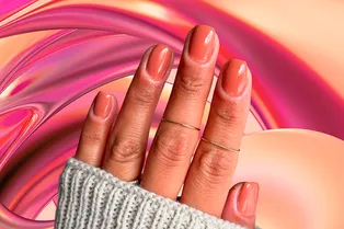 Лосось и молочный коктейль: 7 цветов зимнего маникюра, которые подойдут к любому образу
