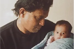 Звезда индийского кино стал отцом девочки из мусорки. Посмотрите на них сейчас