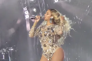 Поклонники Бейонсе уверены, что певица беременна. Что послужило намёком? Поклонники Бейонсе уверены, что певица беременна. Что послужило намёком?