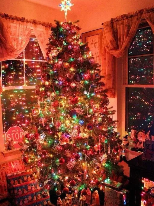 Тонкие LED-гирлянды — один из трендов новогоднего декора в 2025 году.