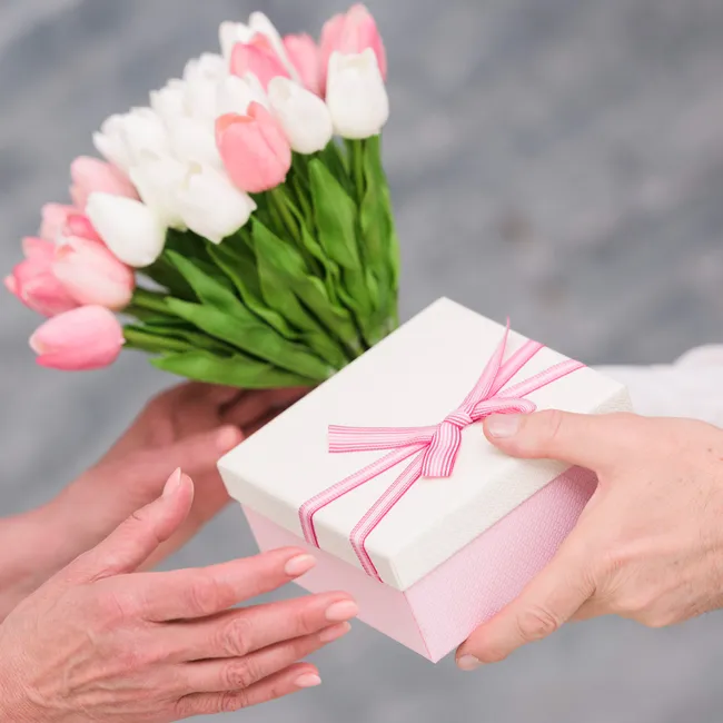 Что подарить женщине на 8 марта по знаку зодиака: советы и идеи от астропсихолога