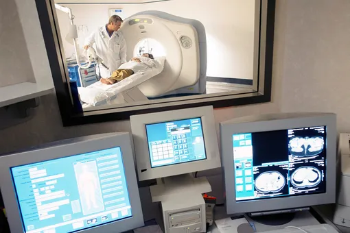 70-летнюю пациентку забыли привязанной в аппарате МРТ и объявили розыск в полицию
