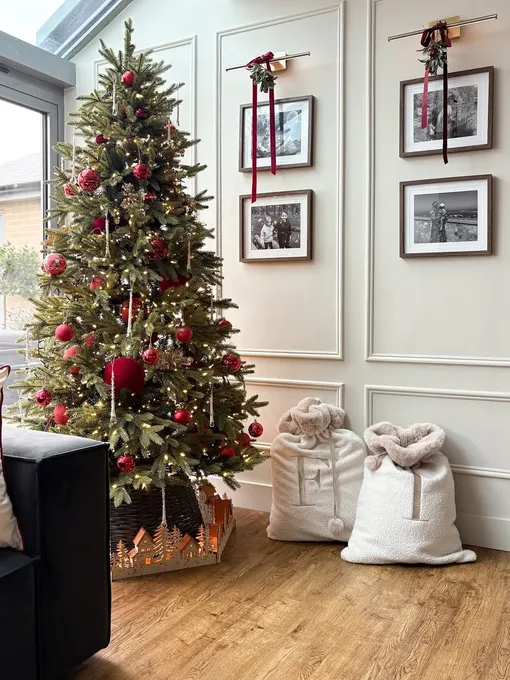 Красная елка — стильный выбор для 2026 года, который понравится Огненной Лошади и принесет удачу в Новом году. Красная елка — стильный выбор для 2026 года, который понравится Огненной Лошади и принесет удачу в Новом году.