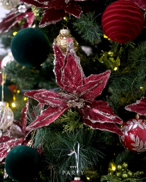 Цветочный декор на новгодней елке стильно смотрится в год Огненной Лошади, усиливая праздничную атмосферу. Цветочный декор на новгодней елке стильно смотрится в год Огненной Лошади, усиливая праздничную атмосферу.