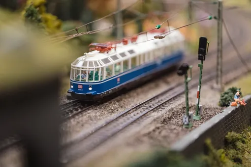 Мечты сбываются: 70-летний мужчина построил железную дорогу у себя на участке